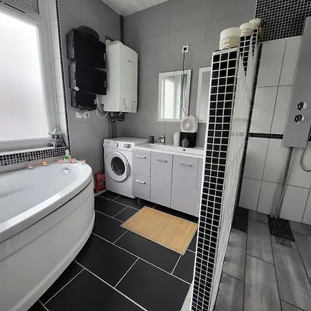 Privatif, Maison De Familiale 100m2 Avec Piscine, Parking Prive 